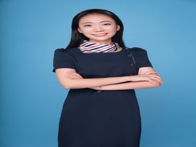 石秋童:美術(shù)，畢業(yè)于四川美術(shù)學(xué)院，成績優(yōu)異，獲得四川美術(shù)學(xué)院畢業(yè)設(shè)計(jì)學(xué)院獎(jiǎng)，大學(xué)期間在心田美術(shù)兼職兩年，有豐富的教學(xué)經(jīng)驗(yàn)。