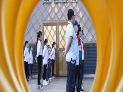 一米之外—— 隔離病毒，不隔離愛