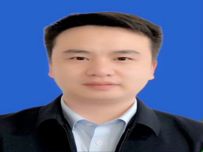 張蜀梁:35歲，中學(xué)一級教師大學(xué)本科，帶過九屆高三，成績優(yōu)異，性格活潑開朗，熱愛寫作。曾獲地市級先進班主任、地市級優(yōu)質(zhì)課競賽一等獎、縣級高考先進工作者